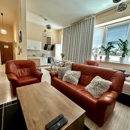 Princess Main Square Apartment - 84 M2 - Ac - Balcony - Coffee Machine - Washer - Kitchen - Parking * 포프라트
