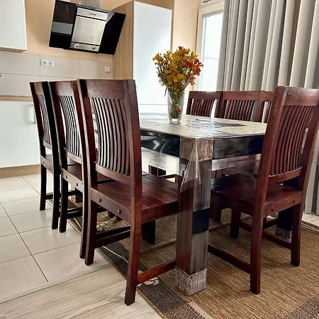 Princess Main Square Apartment - 84 M2 - Ac - Balcony - Coffee Machine - Washer - Kitchen - Parking 아파트 포프라트