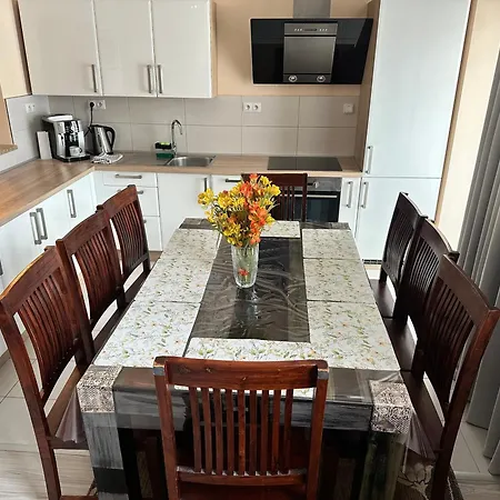 Princess Main Square Apartment - 84 M2 - Ac - Balcony - Coffee Machine - Washer - Kitchen - Parking Available Free Public Or Paid Private For 20 Euro Per Stay Please Read Our Emails Poprad