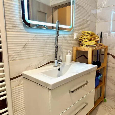 Princess Main Square Apartment - 84 M2 - Ac - Balcony - Coffee Machine - Washer - Kitchen - Parking 아파트 포프라트