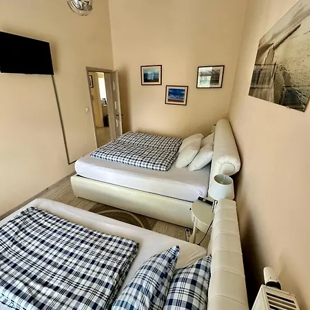 Princess Main Square Apartment - 84 M2 - Ac - Balcony - Coffee Machine - Washer - Kitchen - Parking 아파트 포프라트