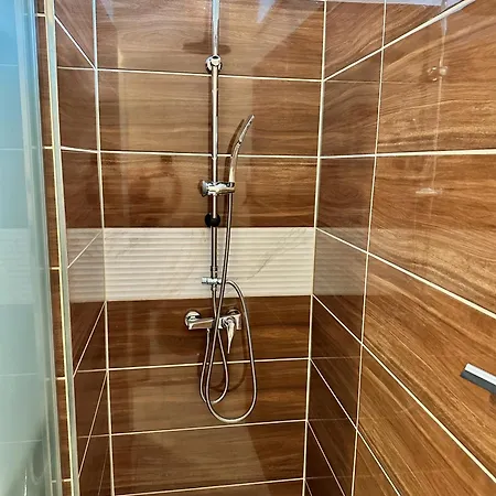Princess Main Square Apartment - 84 M2 - Ac - Balcony - Coffee Machine - Washer - Kitchen - Parking 아파트